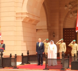 Su Majestad el Rey junto al Rey de Bahrein, Su Majestad Sheikh Hamad Bin Isa Al-Khalifa, en la recepción oficial en el Palacio de Gudaibiya
